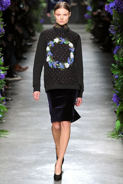Look 16